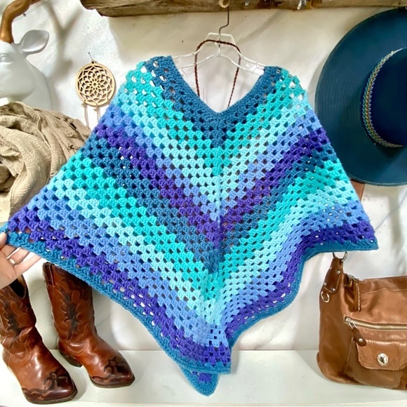 Artisan OMBRE blue granny crochet vneck boho poncho w prairie cabin vibe - Picture 10 of 13
